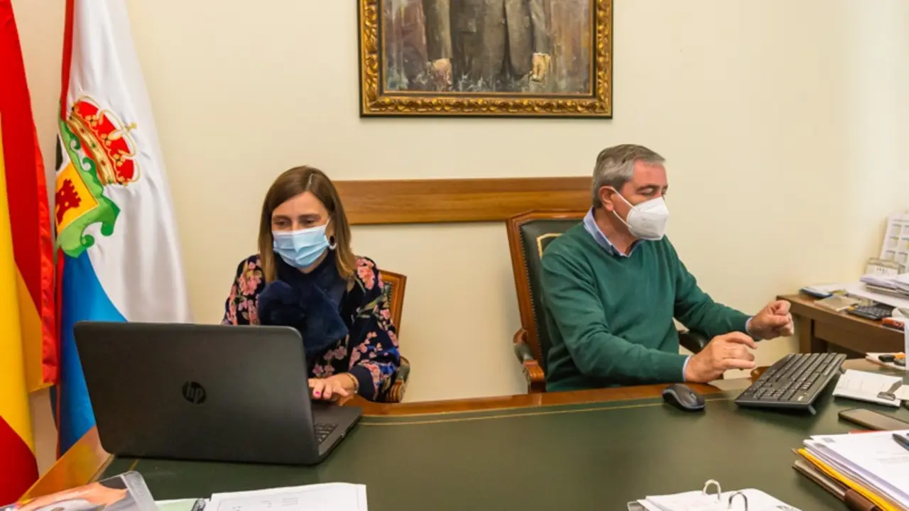 La consejera de Presidencia, Interior, Justicia y Acci&oacute;n Exterior, Paula Fern&aacute;ndez, y el alcalde de Suances, Andr&eacute;s Ruiz Moya