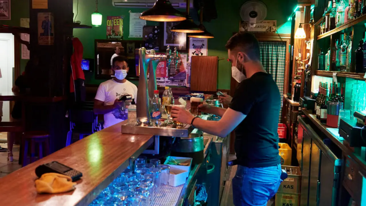 Un camarero en un local de ocio nocturno de Santander