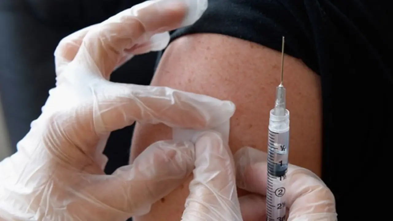 Una mujer es vacunada con la vacuna de AstraZeneca contra el Covid-19