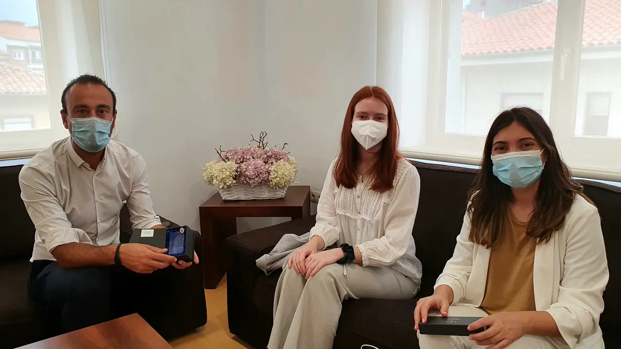 El alcalde de Torrelavega recibe a una alumna de La Paz que ha sacado la segunda mejor nota de la EBAU