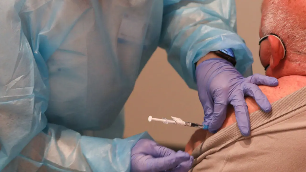 Una persona mayor recibe la primera dosis de vacuna Pfizer contra el Covid-19