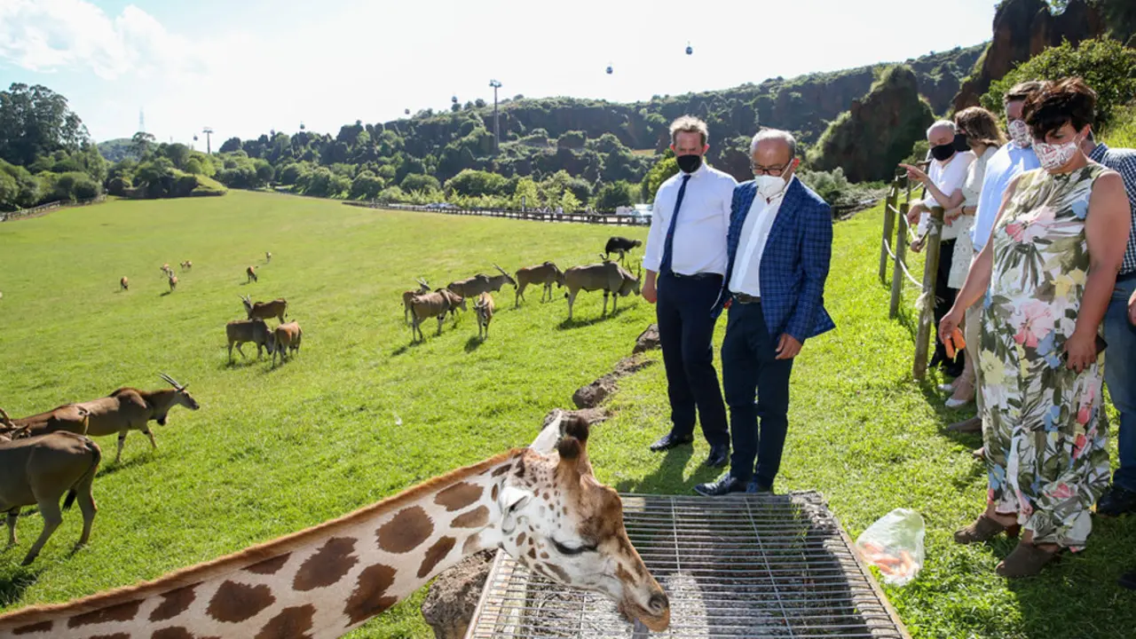 El consejero de Turismo, Javier López Marcano, y el secretario de Estado de Turismo, Fernando Valdés, en Cabárceno