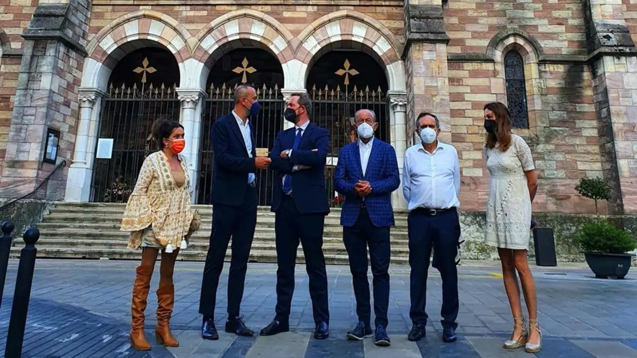 El consejero de Industria, Turismo, Innovación, Transporte y Comercio, Francisco Javier López Marcano, el secretario de Estado de Turismo, Fernando Valdés, y el alcalde de Torrelavega, Javier López Estrada