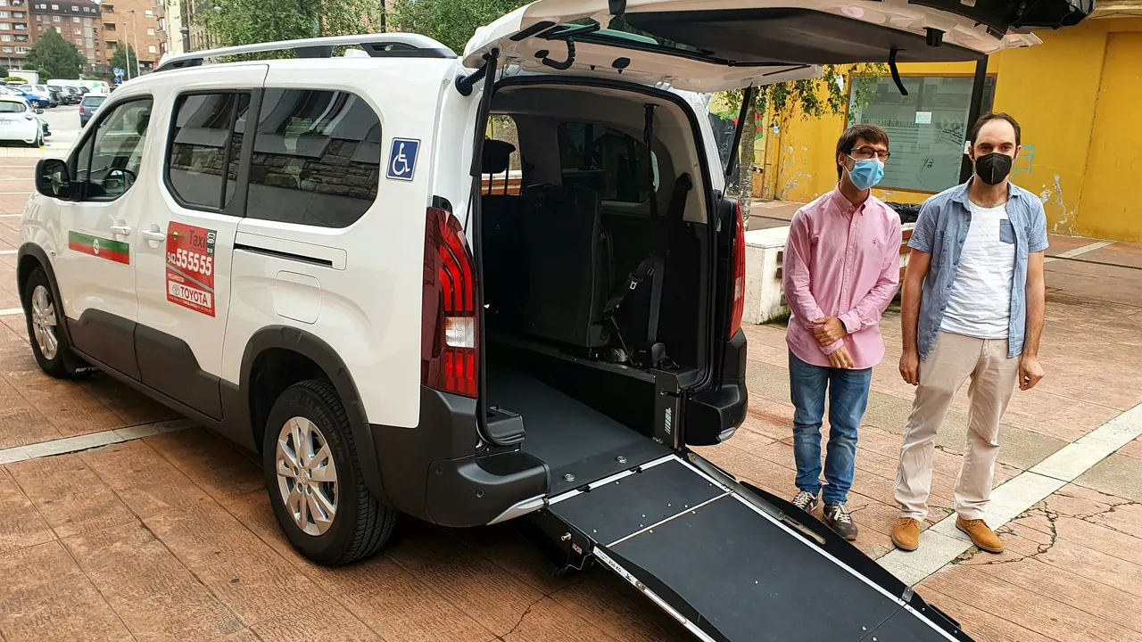 El concejal Borja Sainz y el taxista Alejandro Gonz&aacute;lez presentan el nuevo taxi adaptado que prestar&aacute; servicio en Torrelavega