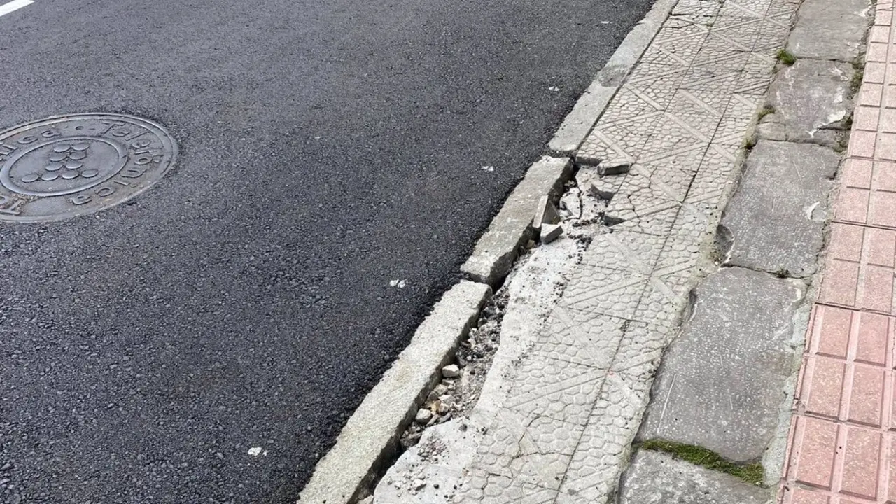 Acera con desperfectos