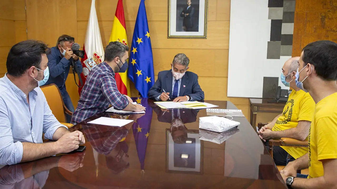 El presidente de Cantabria, Miguel Ángel Revilla, recibe a la Plataforma en Defensa del Tren Santander-Bilbao