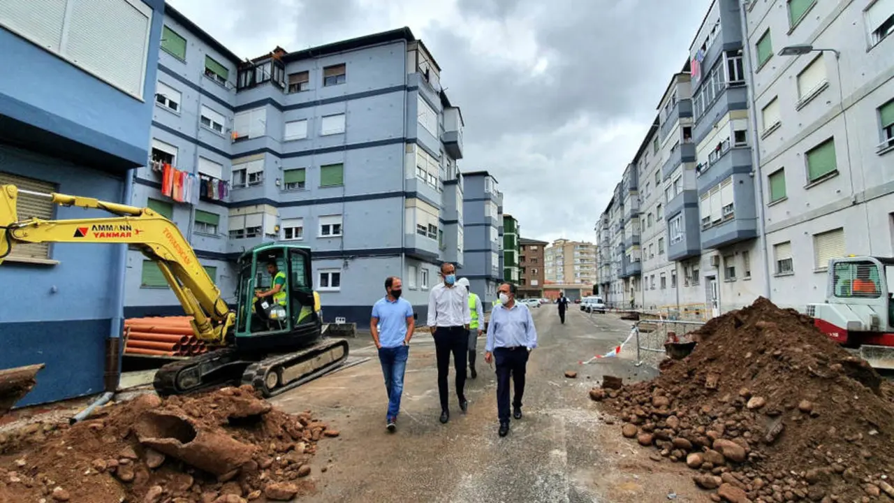 Javier López Estrada y José Manuel Cruz Viadero visitan las obras del entorno de Río Ebro, en el Barrio Covadonga