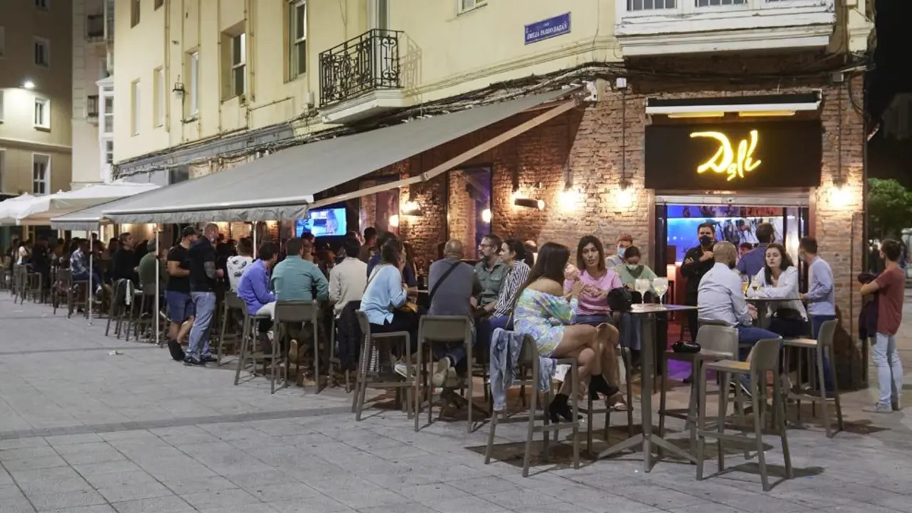 Ambiente en una calle de bares de Santander