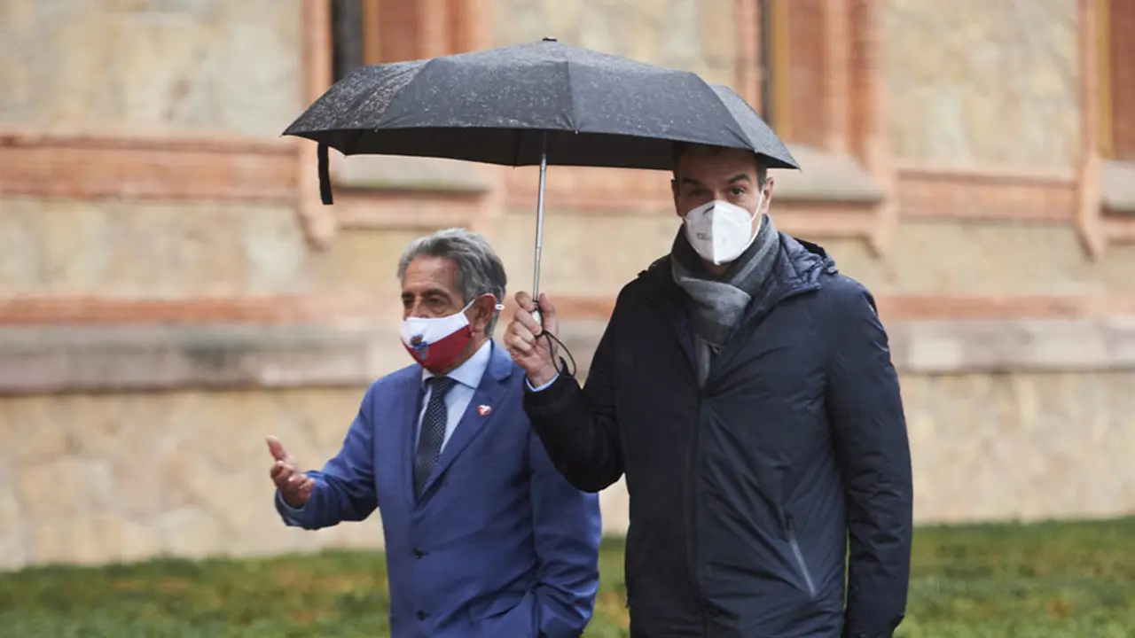 El presidente de Cantabria, Miguel Ángel Revillajunto al presidente del Gobierno, Pedro Sánchez
