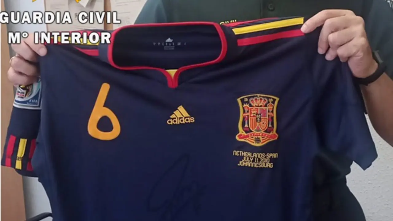 Camiseta de Iniesta robada de una exposición de Camargo | Foto- Guardia Civil