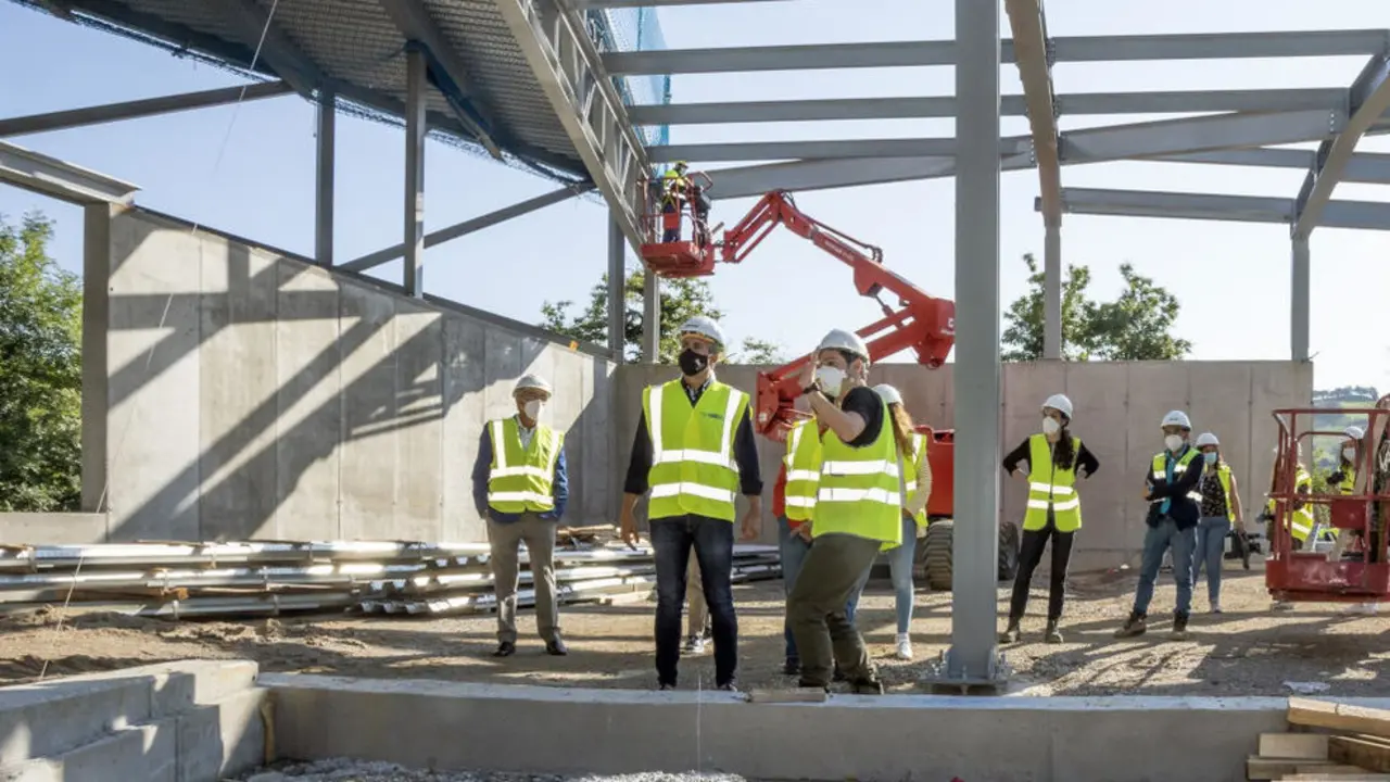 Pablo Zuloaga visita la evolución de las obras de construcción del Centro de Arte Rupestre de Cantabria