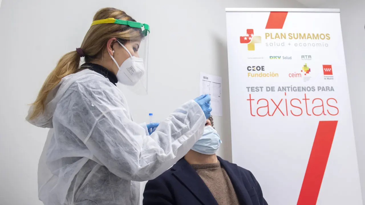 Una trabajadora sanitaria realiza un test de antígenos