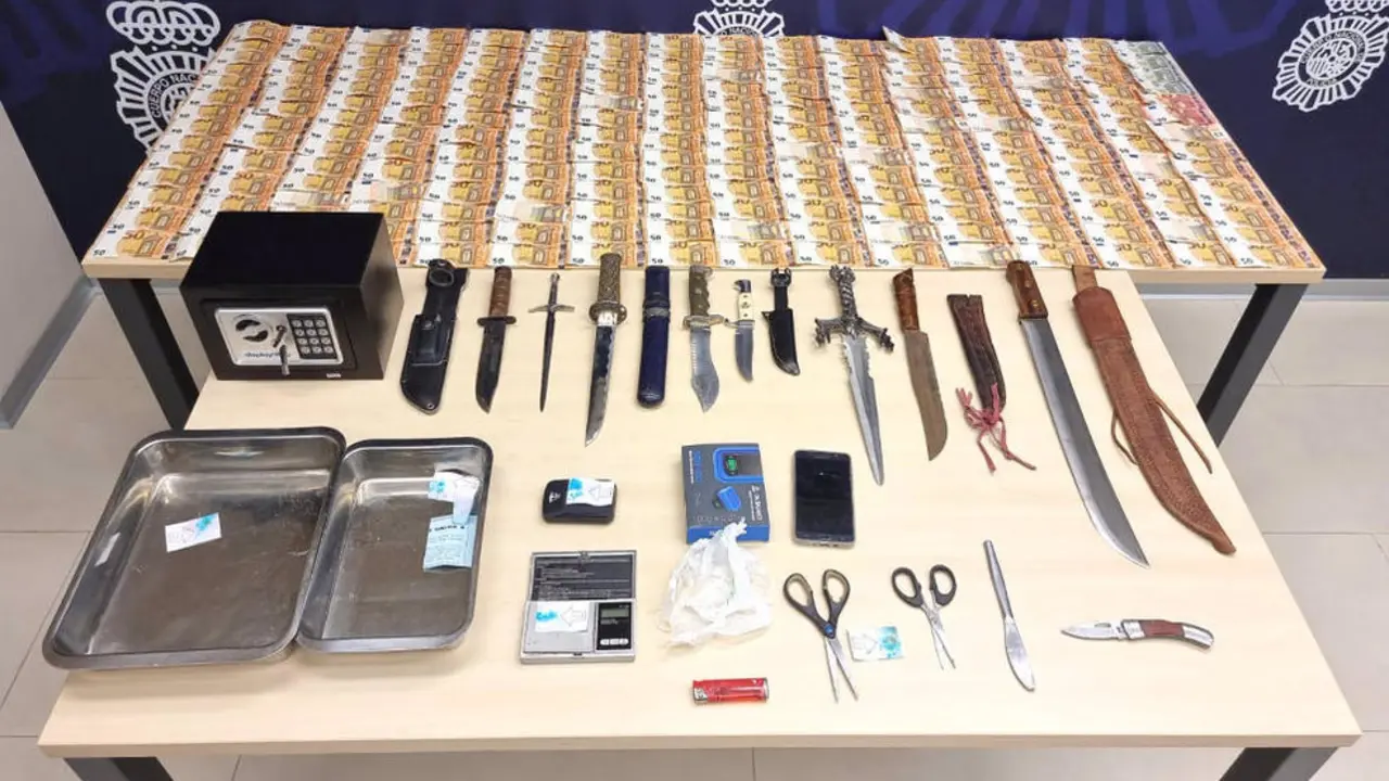 Armas y material intervenido en el domicilio del detenido por tráfico de cocaína en Cazoña