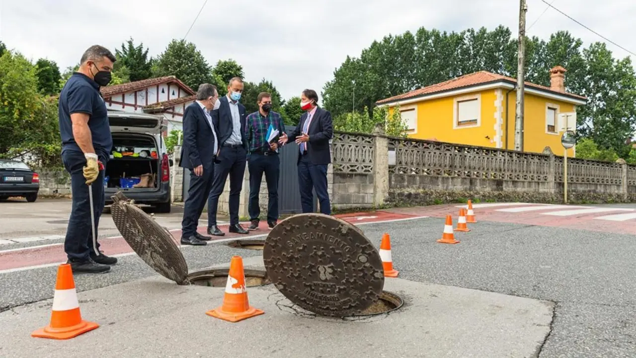 El consejero de Obras P&uacute;blicas, Ordenaci&oacute;n del Territorio y Urbanismo, Jos&eacute; Luis Gochicoa, realiza una visita a la zona de Du&aacute;lez con motivo de las obras de conexi&oacute;n al colector de industriales del sistema general de saneamiento Saja-Besaya