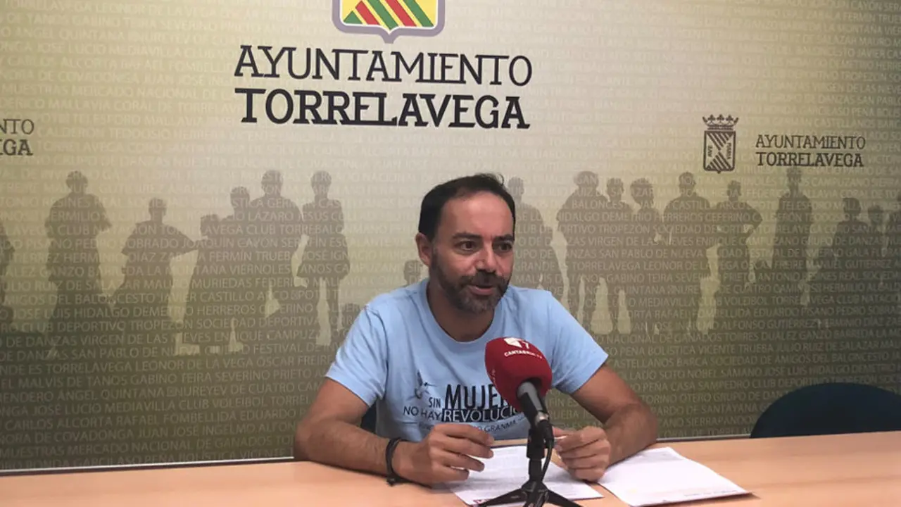 El concejal de ACpT, Iván Martínez, en rueda de prensa