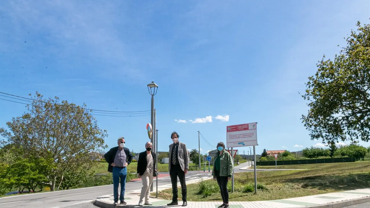 La alcaldesa, Rosa Díaz, y el consejero de Obras Púlicas, José Luis Gochicoa, en una visita a Polanco. Foto: Archivo