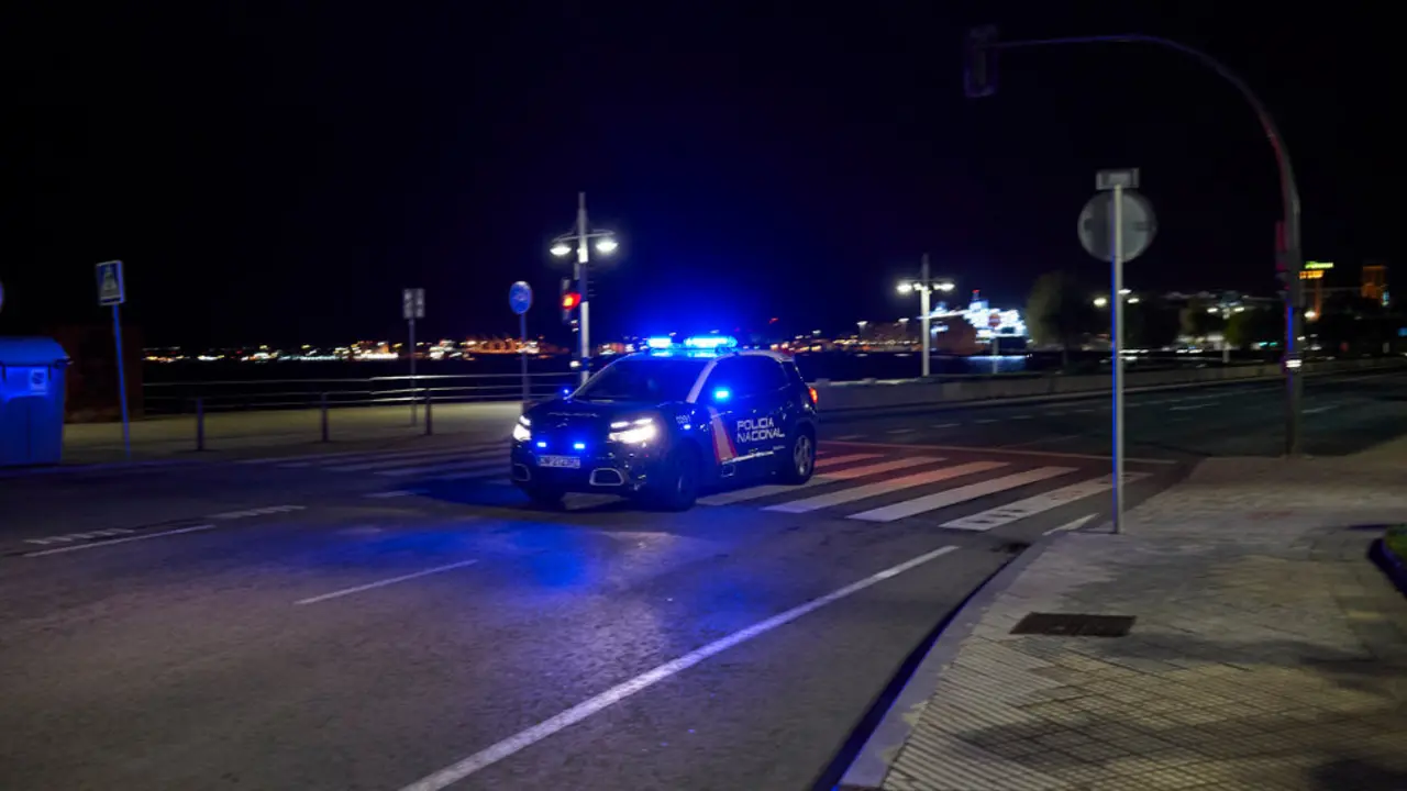 Un coche de Policía Nacional circula por el Paseo Pereda durante el toque de queda