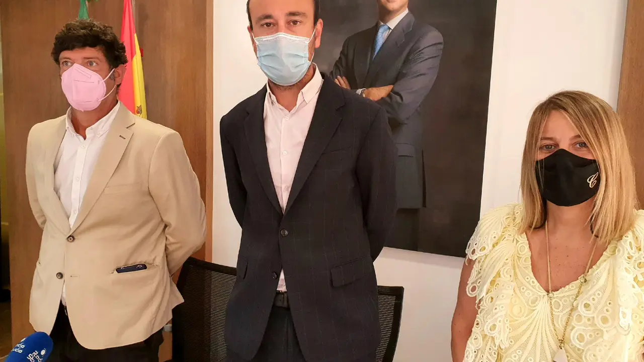 El alcalde, Javier López Estrada, y los concejales de Fondos Europeos y Turismo, Bernardo Bustillo y Cristina García Viñas