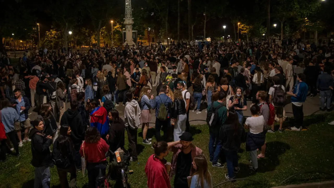 Varios jóvenes reunidos y en ambiente festivo