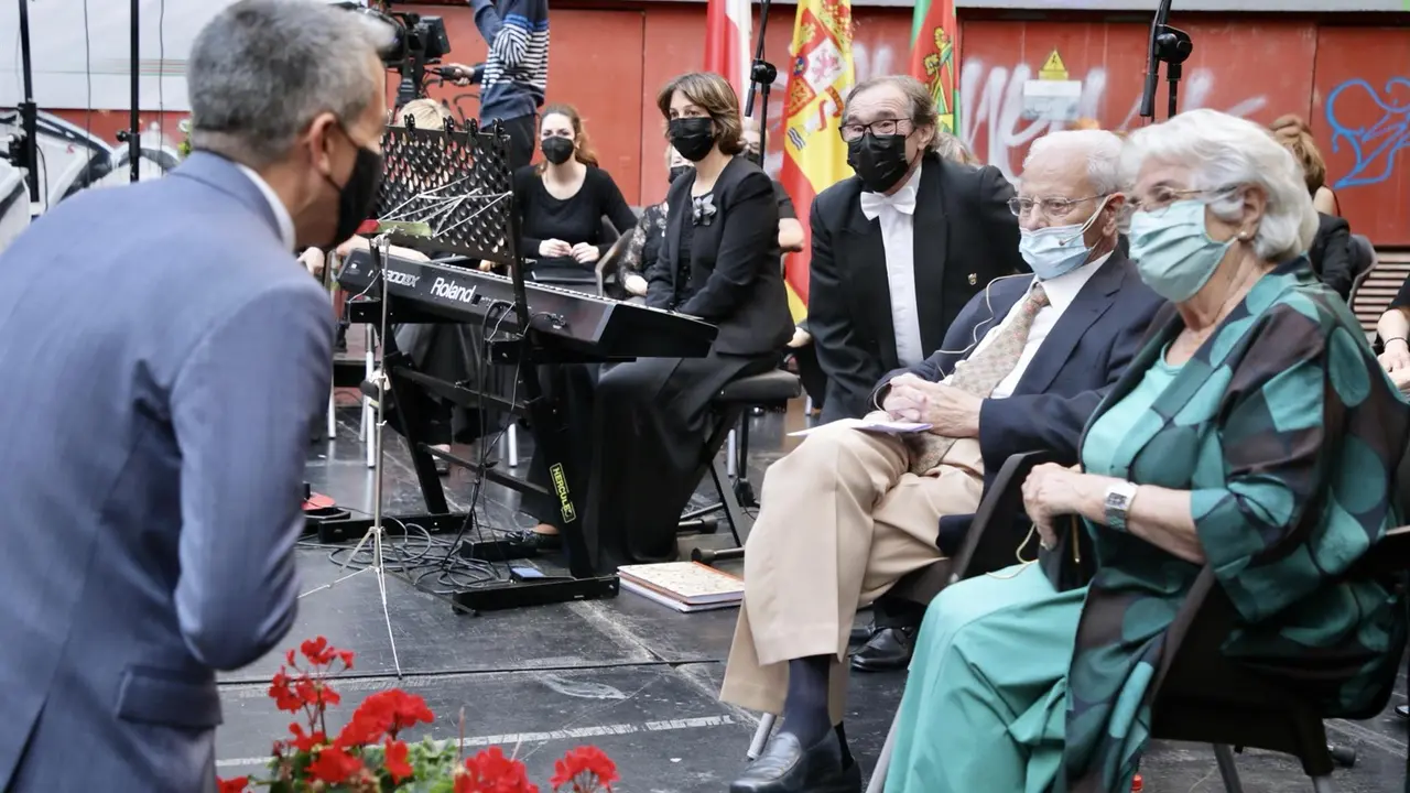 El vicepresidente Pablo Zuloaga con los dos homenajeados por la Coral