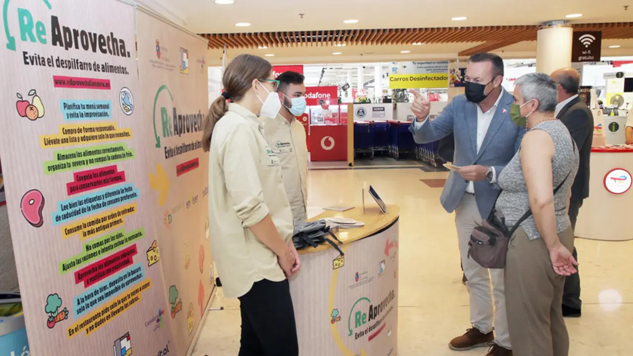 El Consejero De Desarrollo Rural, Ganadería, Pesca, Alimentación Y Medio Ambiente, Guillermo Blanco, visita la campaña 'Reaprovecha' En el supermercado Carrefour de Peñacastillo, en Santander