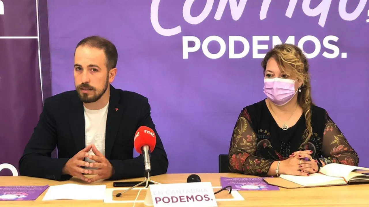 El coordinador de Podemos Cantabria, Luis del Piñal, y la secretaria de Organización, Mercedes González