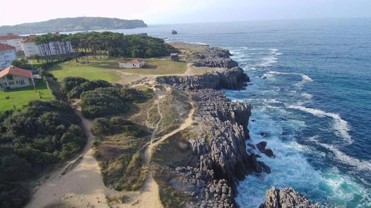 Imagen aérea de Noja, de una zona de costa y arbolado
