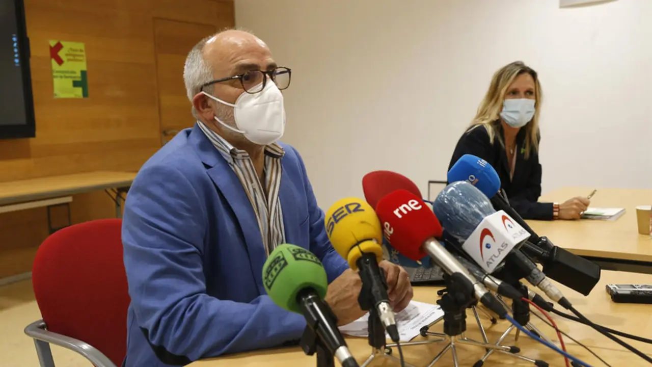 El Consejero De Sanidad, Miguel Rodríguez, Y La Presidenta Del Colegio De Farmacéuticos De Cantabria, Rita De La Plaza