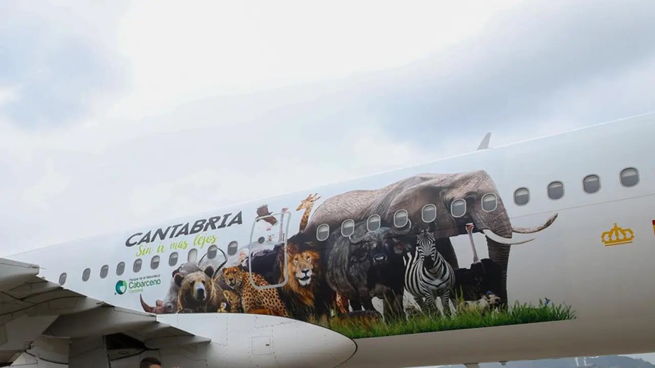 El avión de Iberia rotulado con la imagen de varios animales del Parque de Cabárceno llega al aeropuerto Seve Ballesteros de Santander.