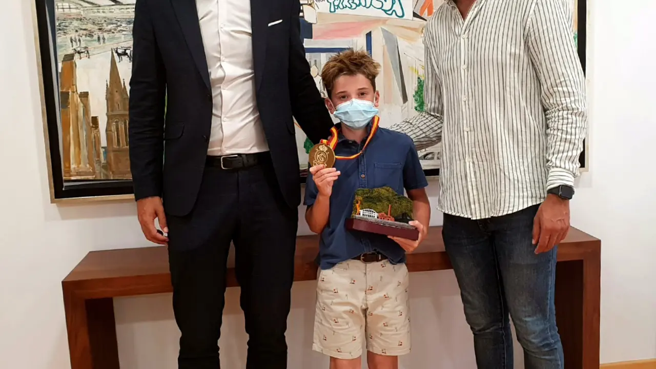 De izquierda a derecha- El alcalde de Torrelavega, Javier López Estrada; el joven jinete Teo Pelayo, y el concejal de Deportes, Nacho González