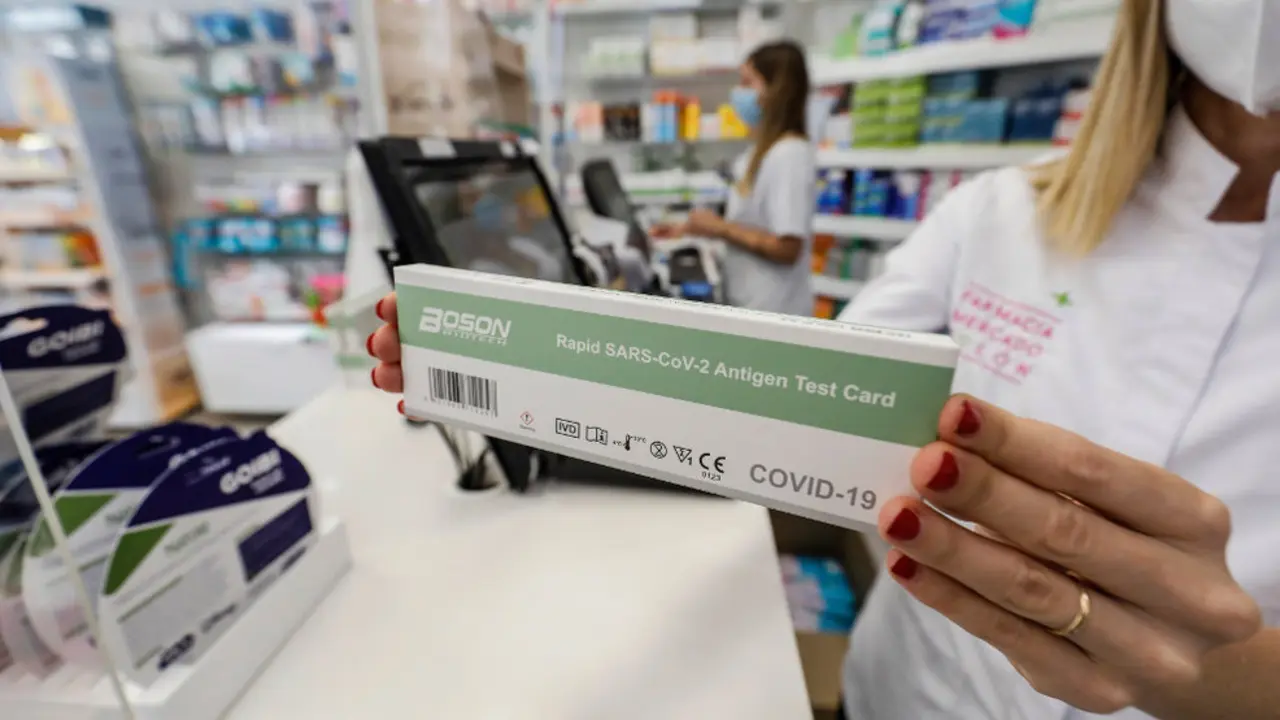 Una caja con test de antígenos contra la COVID-19 en una farmacia