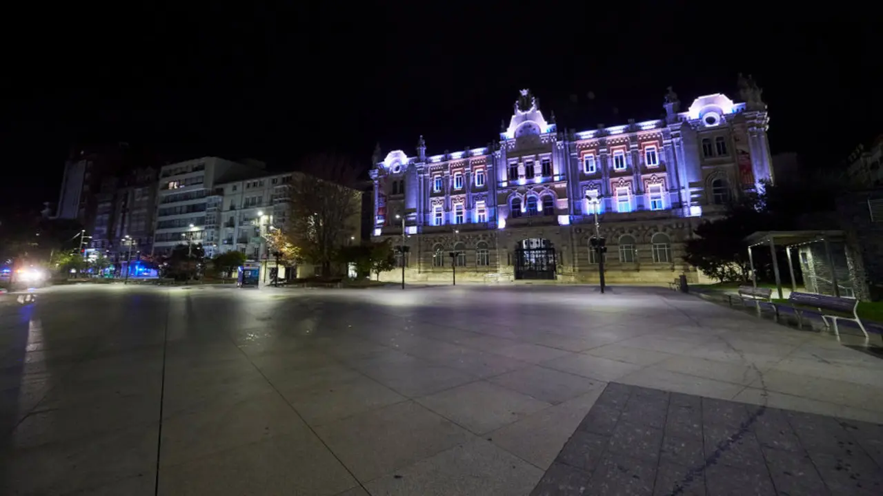 La plaza del Ayuntamiento de Santander vacía durante el toque de queda