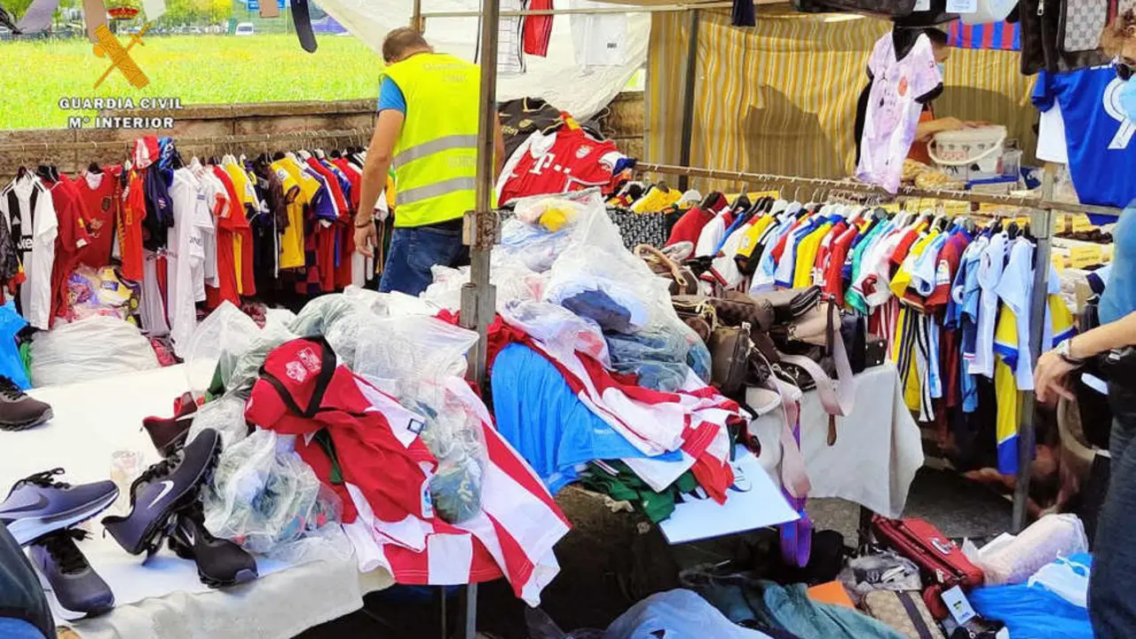 Puesto del mercadillo con artículos falsificados
