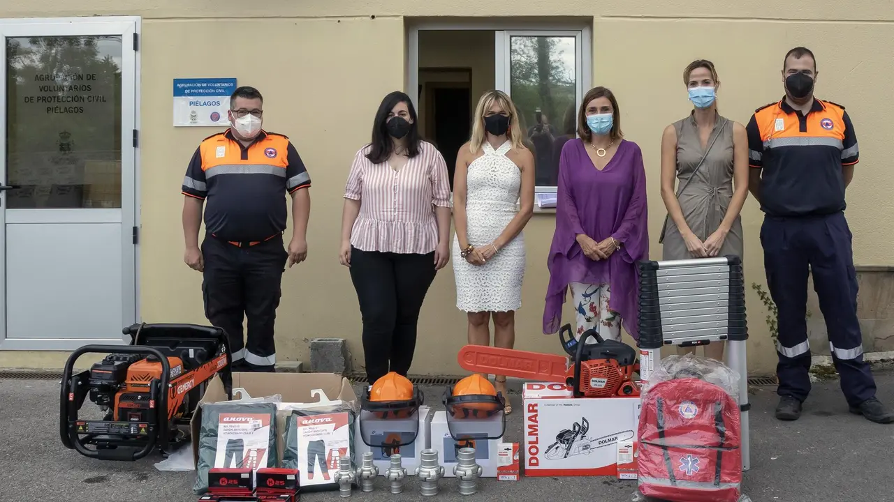 La Consejera De Presidencia, Interior, Justicia Y Acción Exterior, Paula Fernández, Hace Entrega Del Material A La Agrupación De Voluntarios Del Municipio De Piélagos