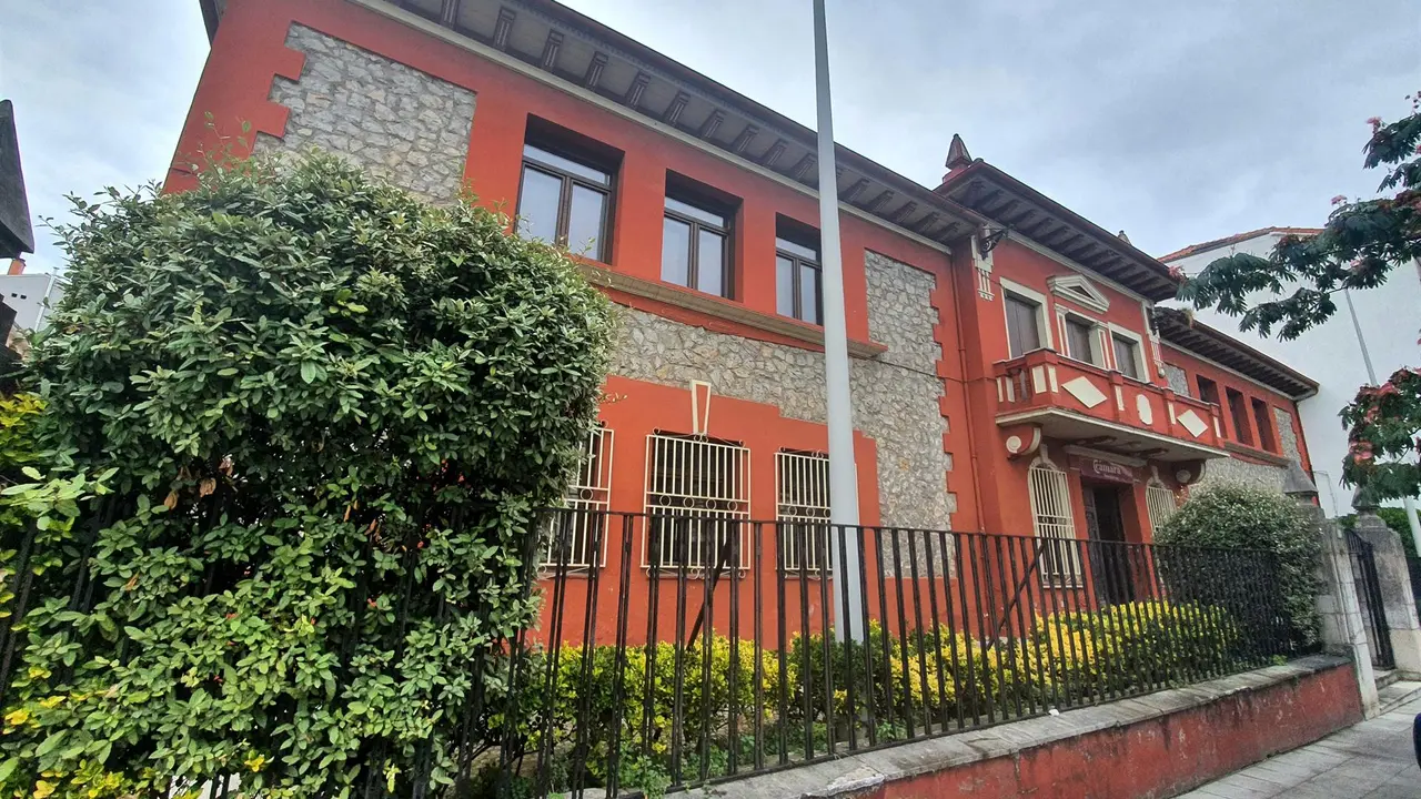 Edificio de la antigua sede de la Cámara de Comercio en la Plaza de La Llama de Torrelavega
