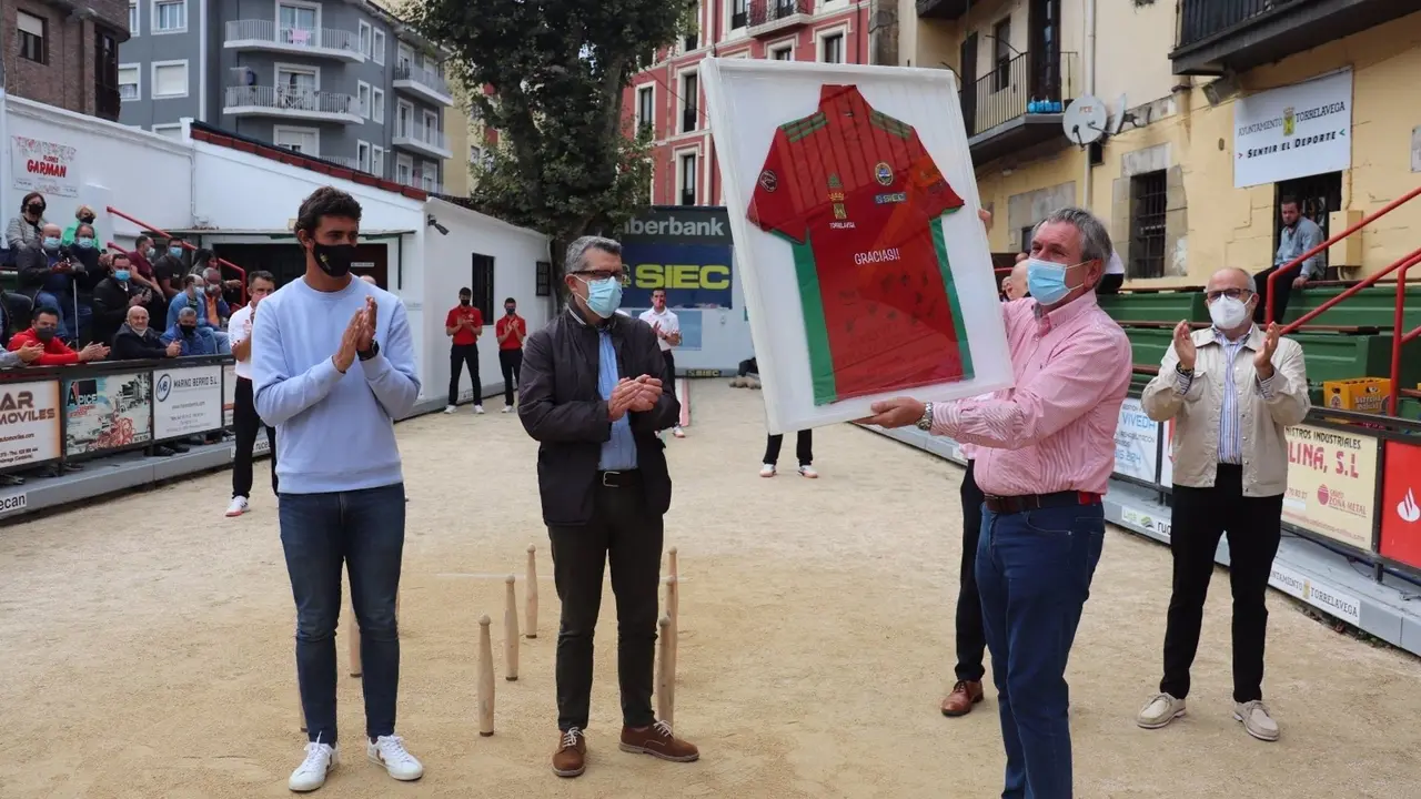 Homenaje a los sanitarios por su labor durante la pandemia de la Peña Bolística de Torrelavega