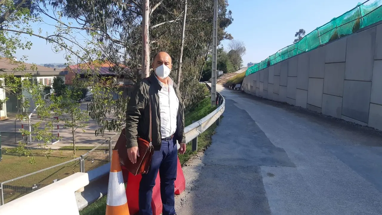 Julio Ricciardiello en el acceso al CEIP Manuel Liaño