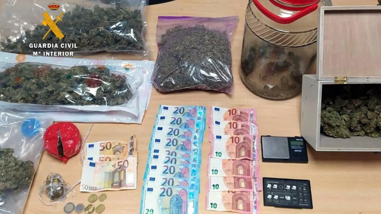 Material intervenido en el vehículo del conductor detenido