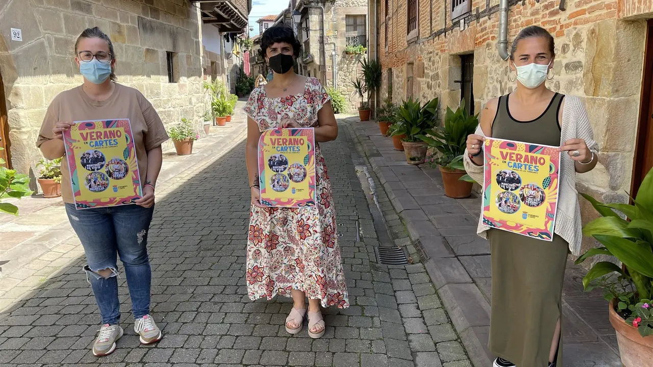 Melisa Saiz, concejala de Cultura y Turismo; Lorena Cueto, alcaldesa en funciones de Cartes; y Sandra Martínez, concejala de Festejos y Mercados