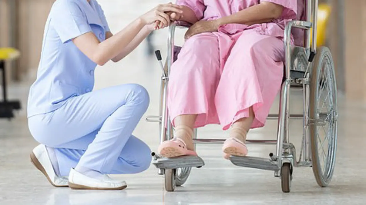 Personal sanitario atiende a una persona mayor