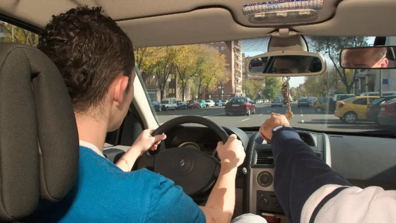 Joven en una clase práctica para obtener el carnet de conducir