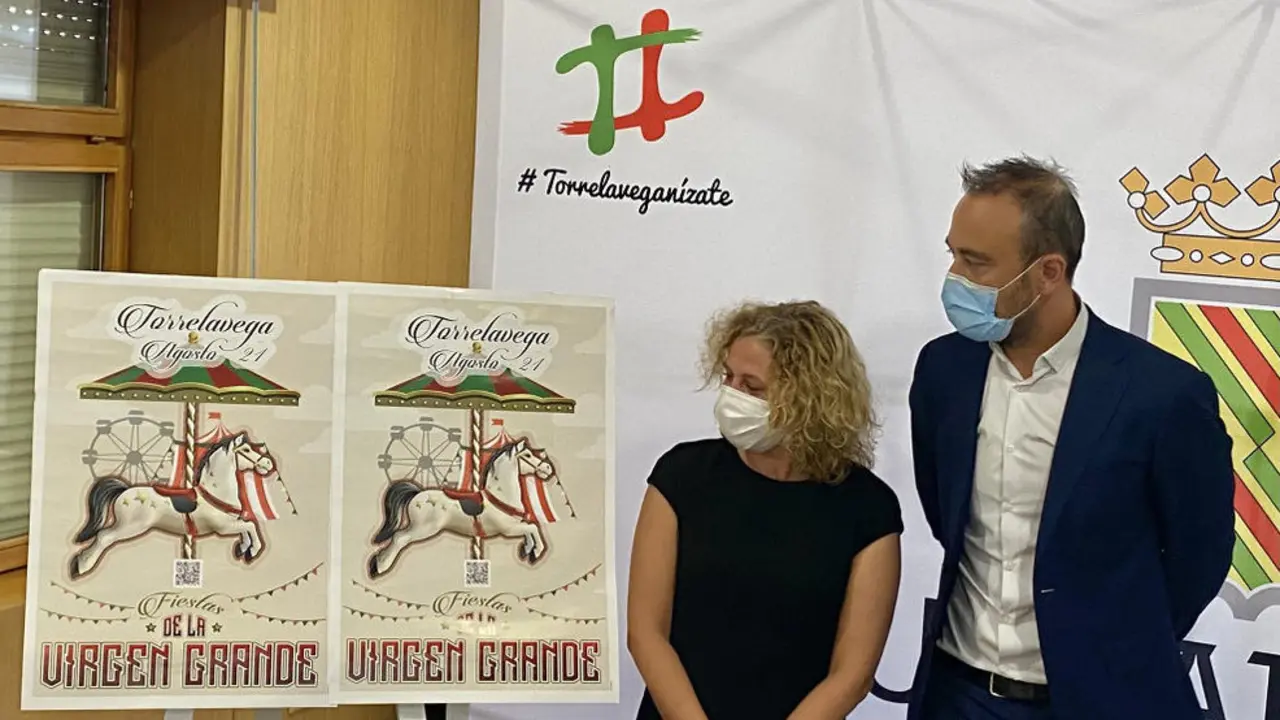El alcalde de Torrelavega, Javier López Estrada, y la concejala de Festejos, Patricia Portilla, durante la presentación del programa de fiestas de la Virgen Grande