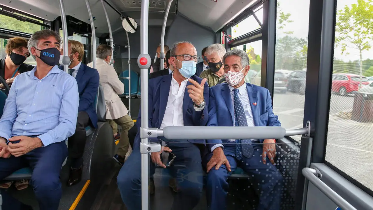 El presidente de Cantabria, Miguel Ángel Revilla, junto con el consejero de Industria, Turismo, Innovación, Transporte y Comercio, Javier López Marcano, presentan el nuevo 'ecobus' del parque