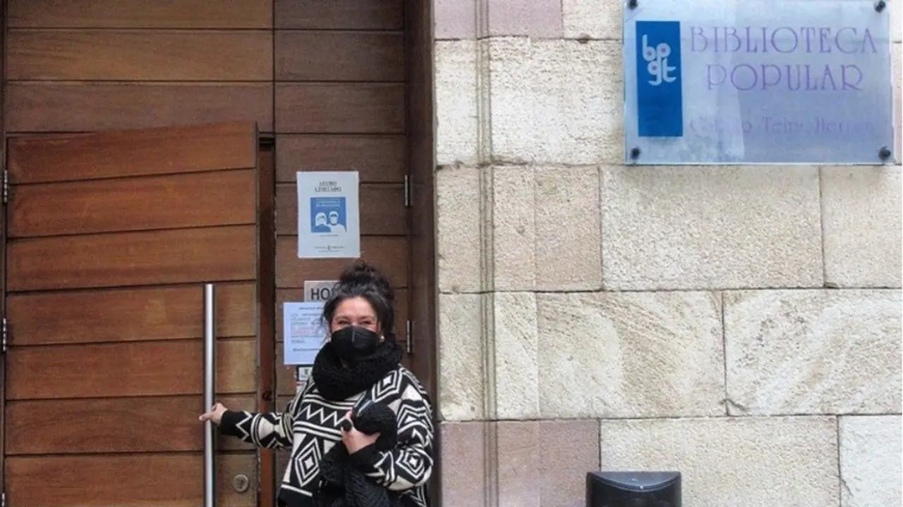 La concejala de Educación de Torrelavega, Esther Vélez, en la biblioteca municipal Gabino Teira