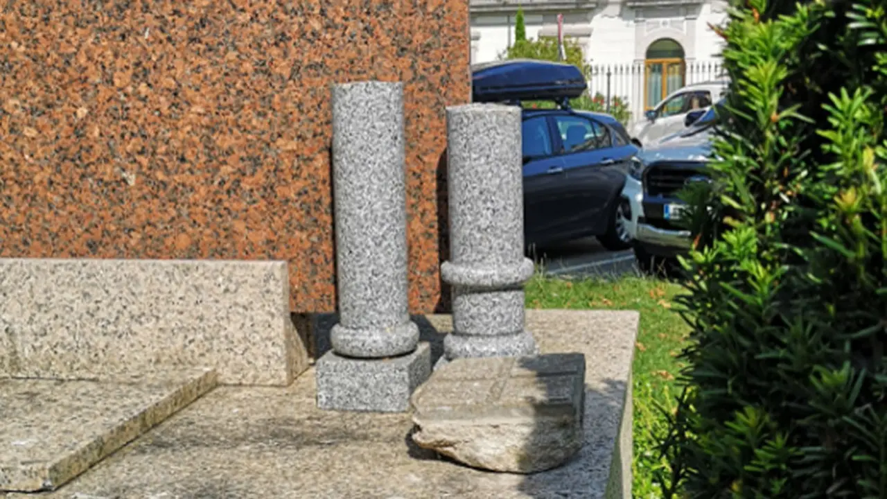 Columna agredida y adoquín utilizado