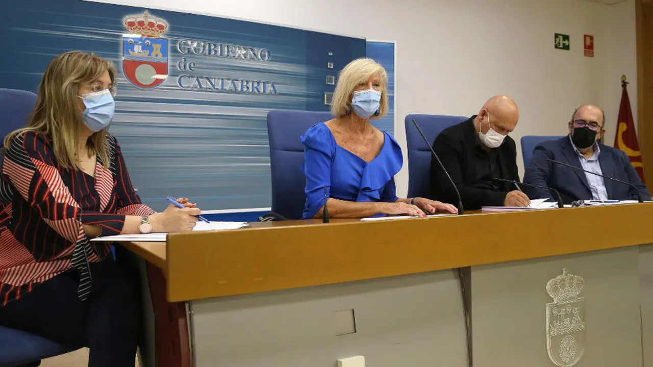 La consejera de Educación y Formación Profesional, Marina Lombó, acompañada de directores generales de su departamento, informa sobre el Protocolo Covid del próximo curso