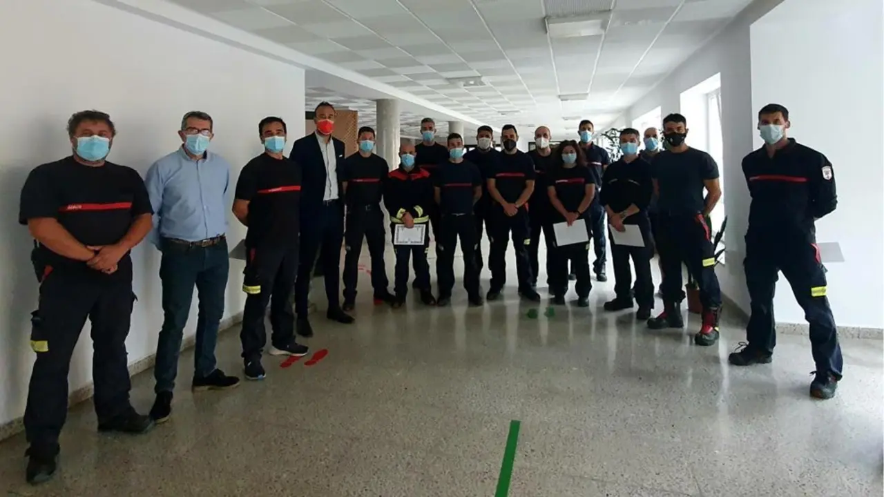 Entrega de diplomas a los bomberos eventuales