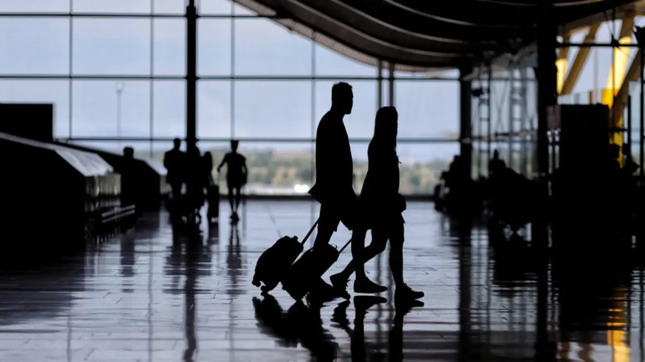 Dos personas con equipaje, tras la puesta en marcha el certificado COVID Digital