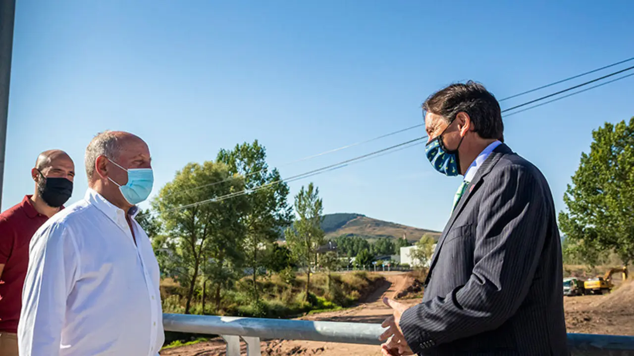 El consejero de Obras Públicas, Ordenación del Territorio y Urbanismo, José Luis Gochicoa, realiza una visita institucional a Campoo con motivo del inicio de los trabajos del río Hijar | Fotografía- Silvia Bouzo