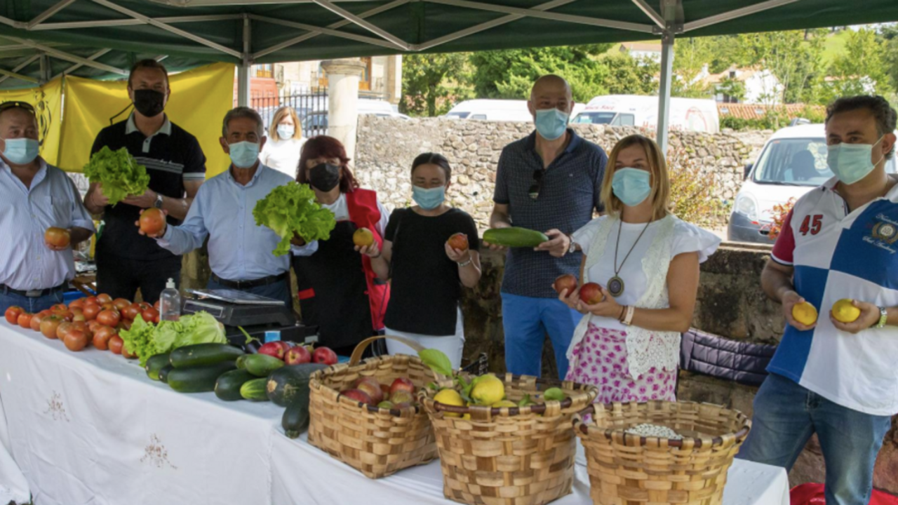 El Presidente De Cantabria, Miguel Ángel Revilla, Y El Consejero De Desarrollo Rural, Ganadería, Pesca, Alimentación Y Medio Ambiente, Guillermo Blanco, Visitan El III Mercado Agrolimentario De Puente Viesgo.